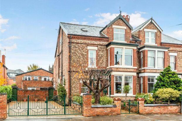 Queens One Urmston Exterior photo